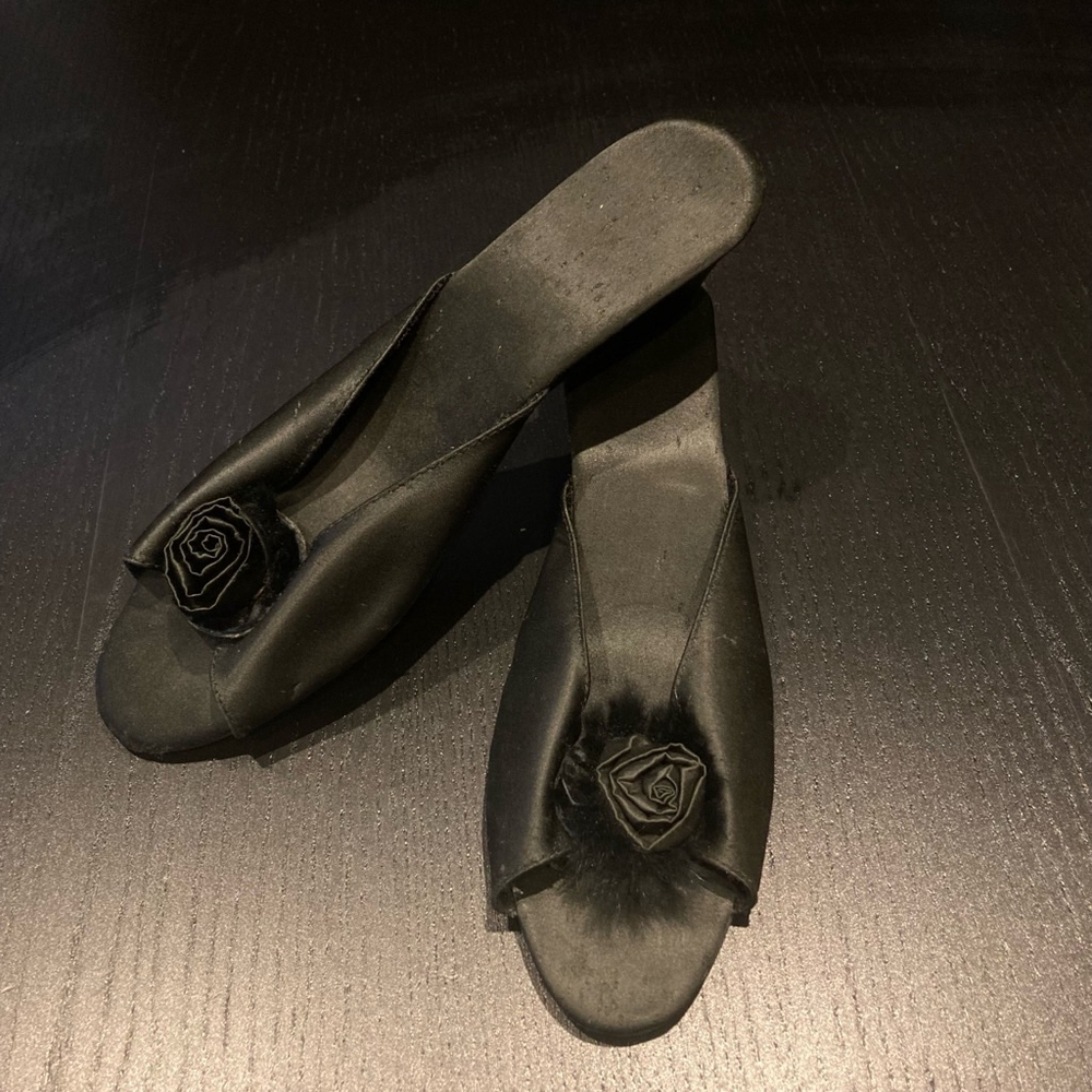 Women's Unbranded Black Slippers Size 9